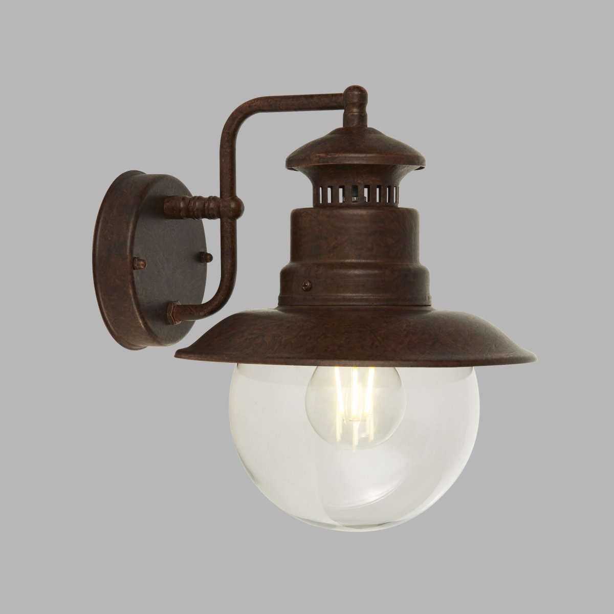 Station Rust udendørslampe Fra Searchlight - Skab en rustik og hjemlig atmosfære med denne klassiske facadelampe i vintage stil.