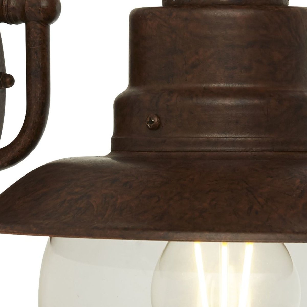 Station Rust udendørslampe Fra Searchlight - Skab en rustik og hjemlig atmosfære med denne klassiske facadelampe i vintage stil.