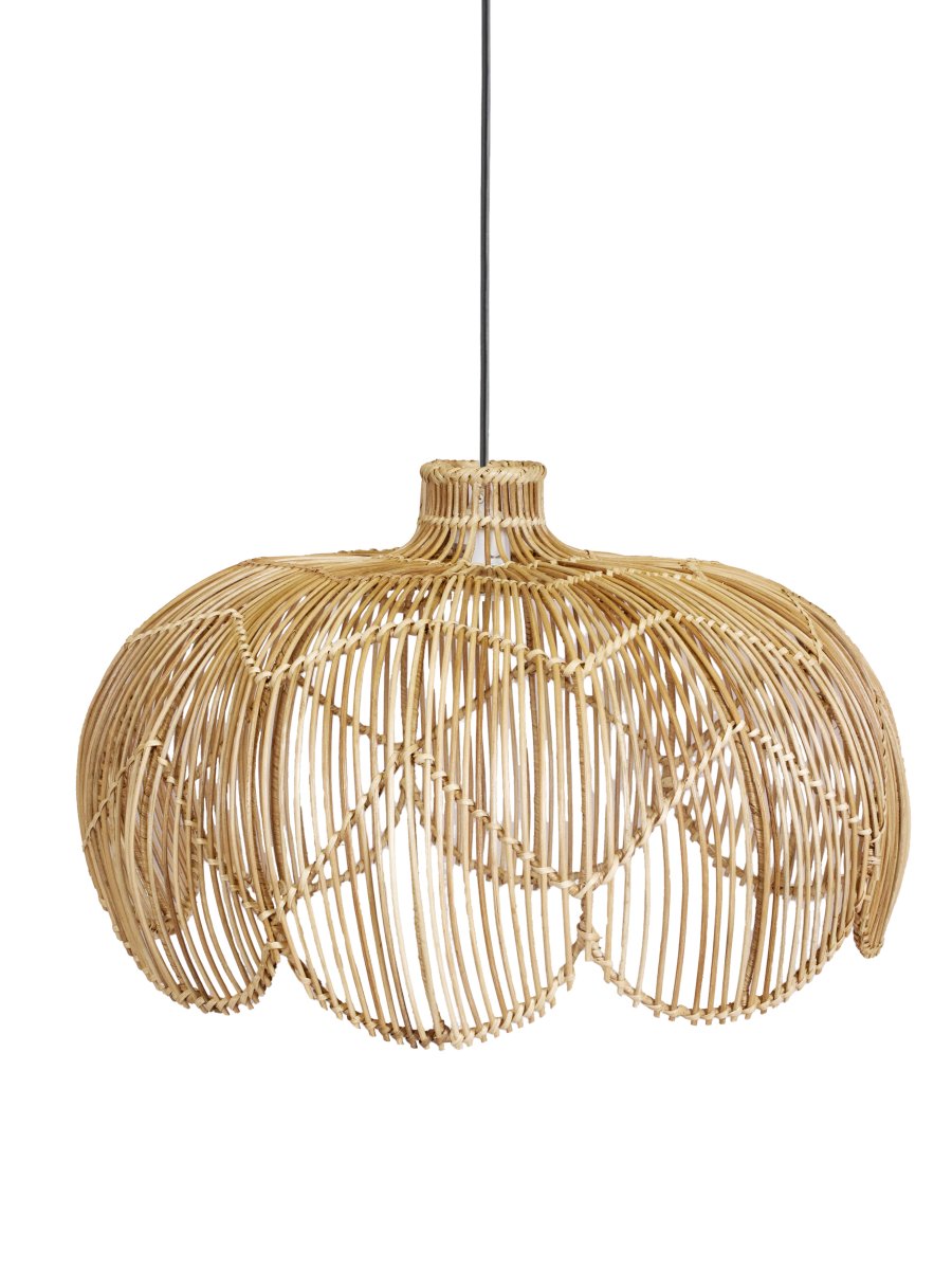 Belle Ø53 Natur Fra PR Home - Den nederste kant har en elegant sneglehusform, der tilf&oslash;jer bl&oslash;de linjer og en boheme-f&oslash;lelse til rummet, mens den smalle hals &oslash;verst skjuler ledningen p&aring; en diskret og stilfuld m&aring;de.