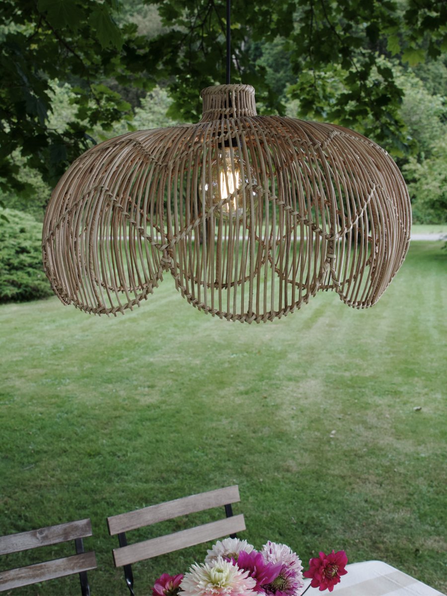 Belle Ø53 Natur Fra PR Home - Den nederste kant har en elegant sneglehusform, der tilf&oslash;jer bl&oslash;de linjer og en boheme-f&oslash;lelse til rummet, mens den smalle hals &oslash;verst skjuler ledningen p&aring; en diskret og stilfuld m&aring;de.