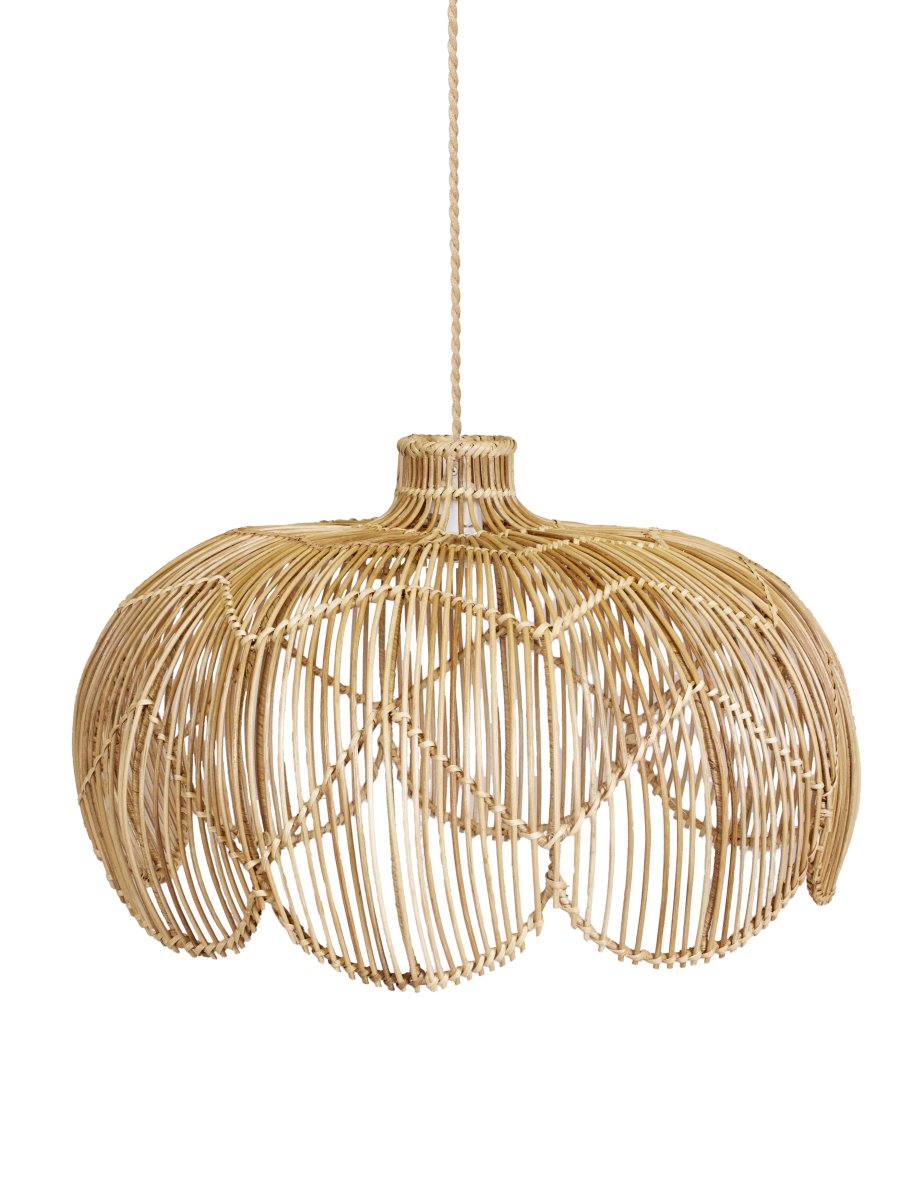 Belle Ø53 Natur loftslampe Fra PR Home - Den nederste kant har en elegant sneglehusform, der tilf&oslash;jer bl&oslash;de linjer og en boheme-f&oslash;lelse til rummet, mens den smalle hals &oslash;verst skjuler ledningen p&aring; en diskret og stilfuld m&aring;de.