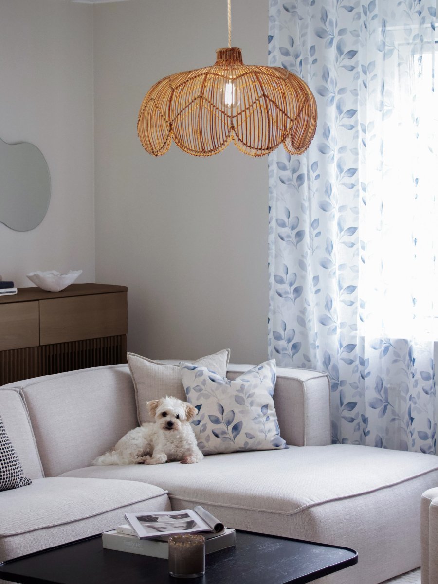 Belle Ø53 Natur loftslampe Fra PR Home - Den nederste kant har en elegant sneglehusform, der tilf&oslash;jer bl&oslash;de linjer og en boheme-f&oslash;lelse til rummet, mens den smalle hals &oslash;verst skjuler ledningen p&aring; en diskret og stilfuld m&aring;de.