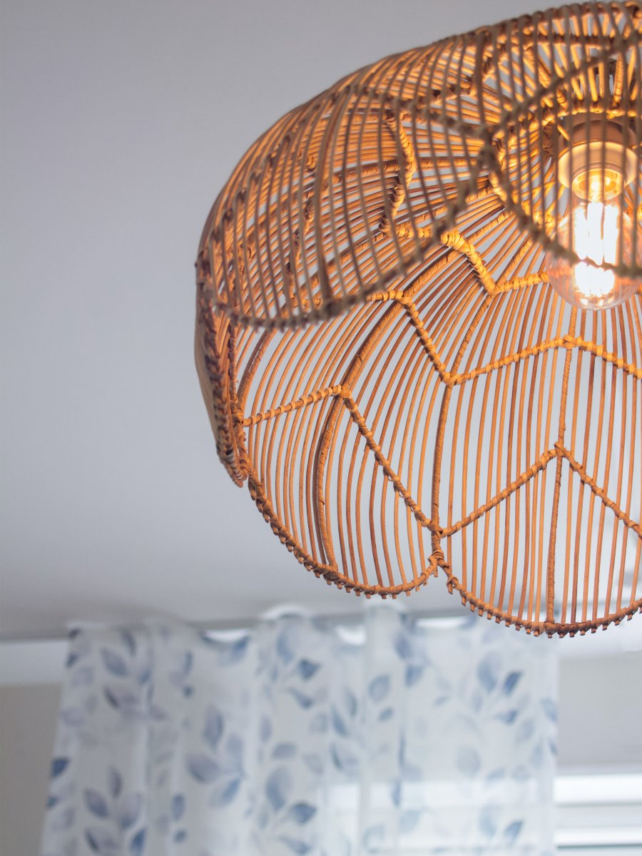 Belle Ø53 Natur loftslampe Fra PR Home - Den nederste kant har en elegant sneglehusform, der tilf&oslash;jer bl&oslash;de linjer og en boheme-f&oslash;lelse til rummet, mens den smalle hals &oslash;verst skjuler ledningen p&aring; en diskret og stilfuld m&aring;de.