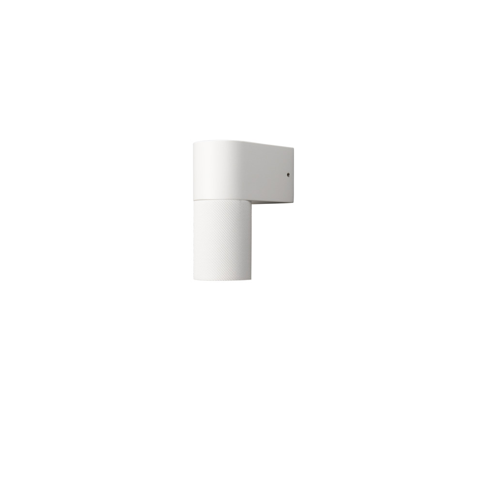 Temi Hvid udendørslampe Fra Konstsmide - Med sit runde design og direkte lys er den ideel til at skabe en sofistikeret atmosfære i entre og gange.