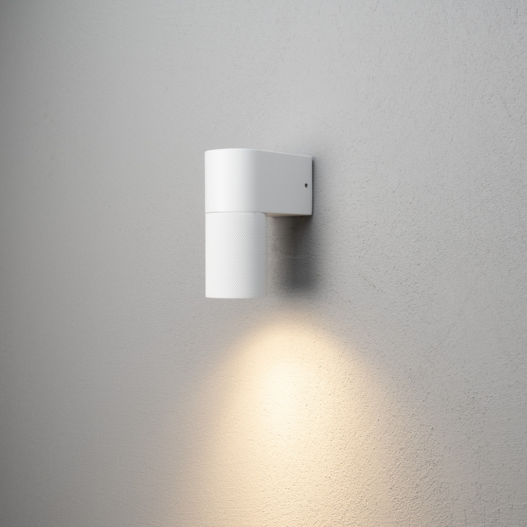 Temi Hvid udendørslampe Fra Konstsmide - Med sit runde design og direkte lys er den ideel til at skabe en sofistikeret atmosfære i entre og gange.