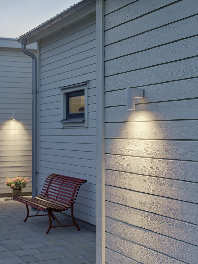 Temi Hvid udendørslampe Fra Konstsmide - Med sit runde design og direkte lys er den ideel til at skabe en sofistikeret atmosfære i entre og gange.