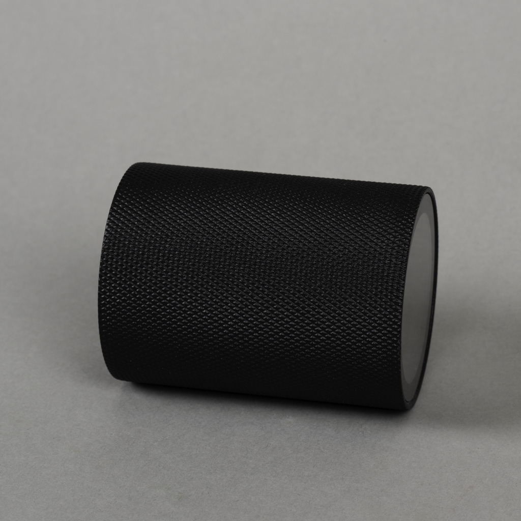 Temi Sort udendørslampe Fra Konstsmide - Med sit runde design og direkte lys er den ideel til at skabe en sofistikeret atmosf&aelig;re i entre og gange.