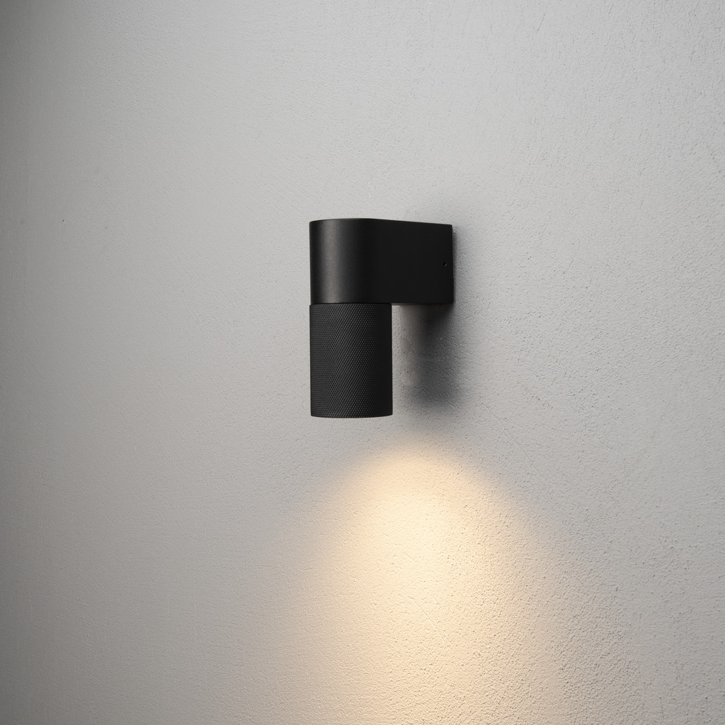 Temi Sort udendørslampe Fra Konstsmide - Med sit runde design og direkte lys er den ideel til at skabe en sofistikeret atmosf&aelig;re i entre og gange.