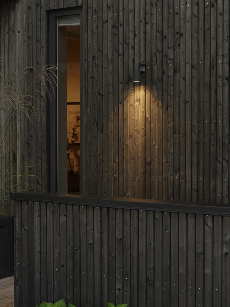 Temi Sort udendørslampe Fra Konstsmide - Med sit runde design og direkte lys er den ideel til at skabe en sofistikeret atmosf&aelig;re i entre og gange.