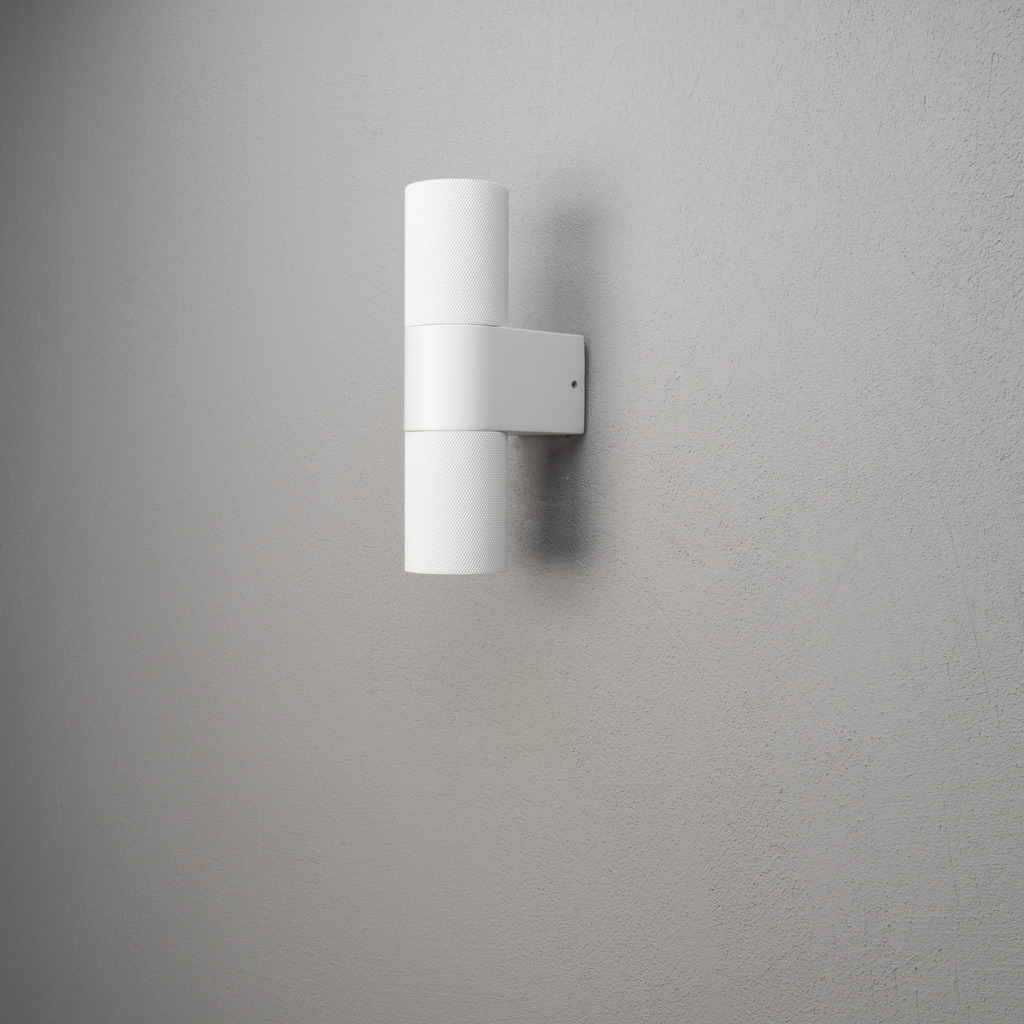 Temi Hvid udendørslampe Fra Konstsmide - Skab en elegant og moderne belysningsløsning til din facade med denne hvide væglampe, der lyser både op og ned.