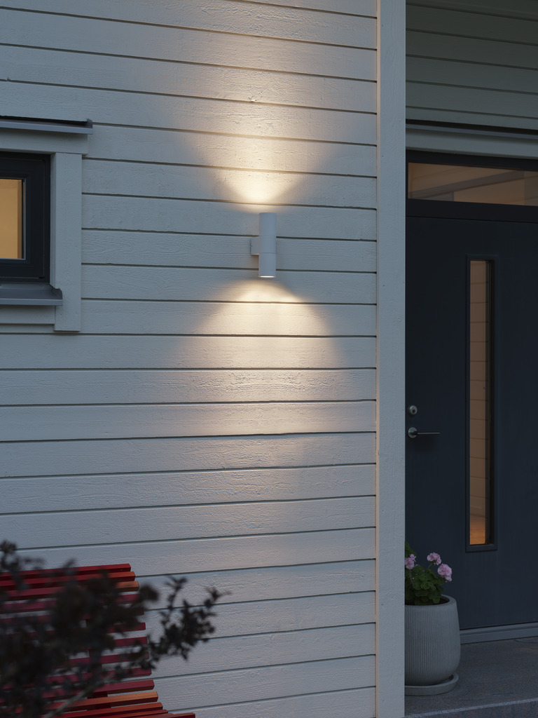 Temi Hvid udendørslampe Fra Konstsmide - Skab en elegant og moderne belysningsløsning til din facade med denne hvide væglampe, der lyser både op og ned.