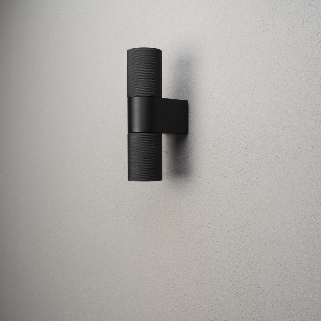 Temi Sort udendørslampe Fra Konstsmide - Skab en elegant og moderne belysningsl&oslash;sning til din facade med denne sorte v&aelig;glampe, der lyser b&aring;de op og ned.