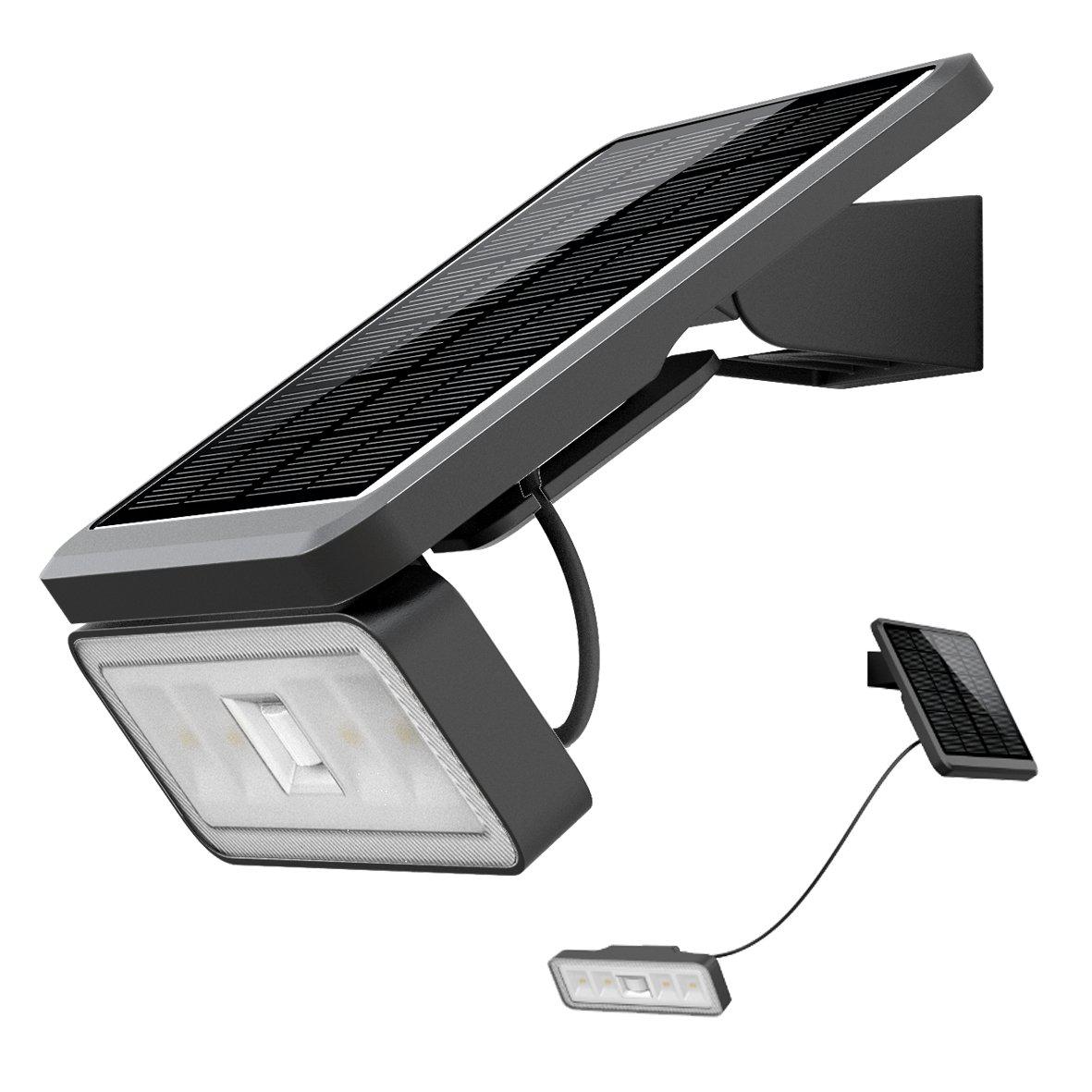 Batteridrevet projektør med sensor Sort solcellelampe Fra Designlight - Hvis armaturet registrerer bev&aelig;gelse, lyser det med 100% lysstyrke (1000lm) i 18 sekunder, f&oslash;r det derefter lyser med et grundlys p&aring; cirka 30-50lm.