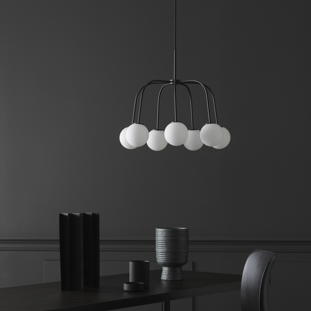 Waterfall Ø50 Sort loftslampe Fra CO Bankeryd - Waterfall er en stilfuld loftslampe, der med sine smalle metalrør og runde opalglas skaber en udtryksfuld kontrast.