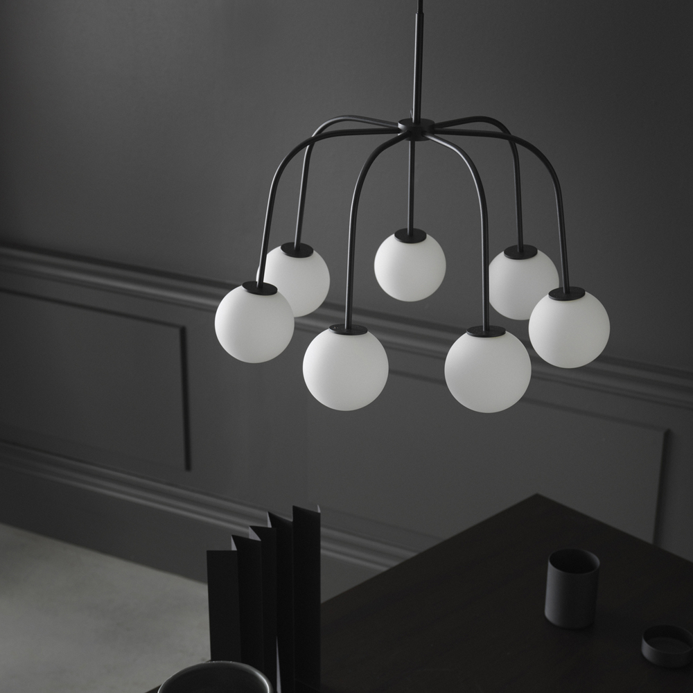 Waterfall Ø50 Sort loftslampe Fra CO Bankeryd - Waterfall er en stilfuld loftslampe, der med sine smalle metalrør og runde opalglas skaber en udtryksfuld kontrast.