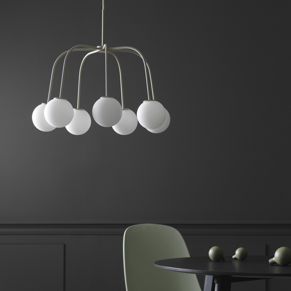Waterfall Ø50 Beige loftslampe Fra CO Bankeryd - Waterfall er en stilfuld loftslampe, der med sine smalle metalrør og runde opalglas skaber en udtryksfuld kontrast.