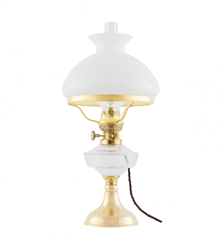 Trossö Elec 190 Messing Fra Karlskrona lampfabrik - En elektrisk monteret petroleumslampe med oliehus i klart glas, der med sin enkle, smukt b&oslash;lgende sokkel er en rigtig klassiker, der i sin originale udgave har v&aelig;ret i vores sortiment siden 1890'erne.