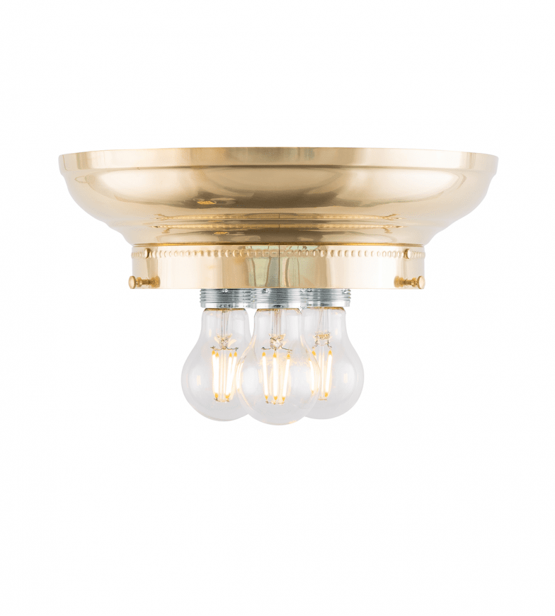 Fröding 200 Messing Fra Karlskrona lampfabrik - Lampan &auml;r f&ouml;rsedd med tre ljusk&auml;llor f&ouml;r en j&auml;mnare och behagligare ljusbild, vilket &auml;r s&auml;rskilt viktigt vid anv&auml;ndandet av slipade kristallglas.