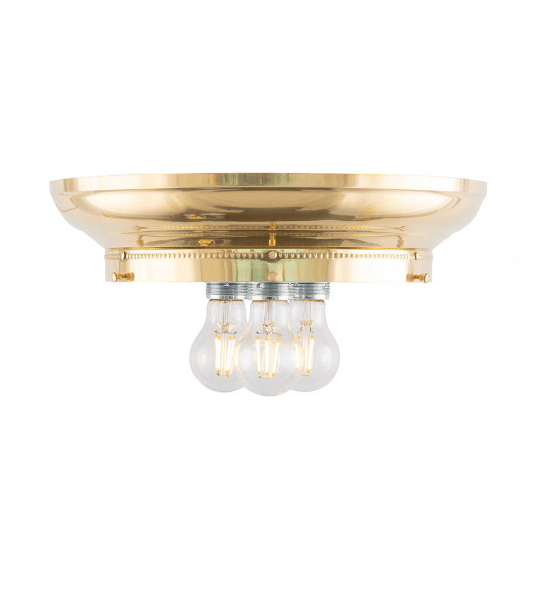 Fröding 300 Messing Fra Karlskrona lampfabrik - Lampan &auml;r f&ouml;rsedd med tre ljusk&auml;llor f&ouml;r en j&auml;mnare och behagligare ljusbild, vilket &auml;r s&auml;rskilt viktigt vid anv&auml;ndandet av slipade kristallglas.