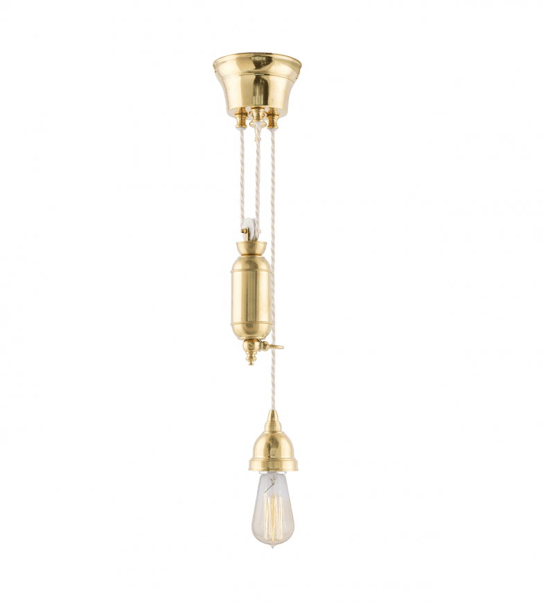 Broman Adjustable Pendant 60 Messing Fra Karlskrona lampfabrik - Armaturledningen er 290 cm i alt - fordi den løber op og ned, giver den en samlet højde på 140 cm.
