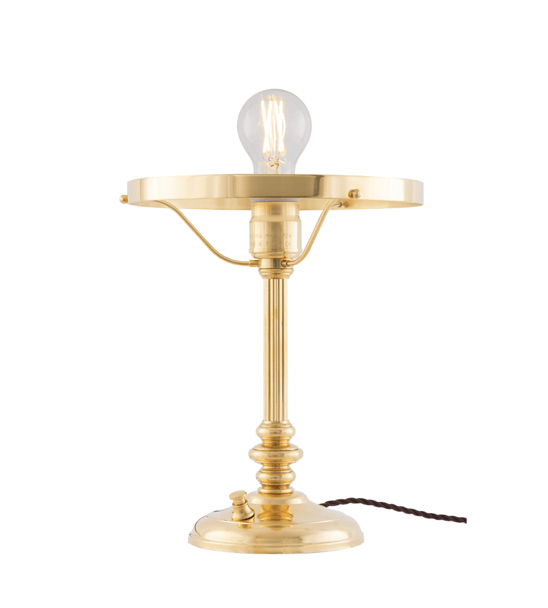 Karlfeldt Messing Fra Karlskrona lampfabrik - Karlfeldt &auml;r en klassisk skrivbordslampa som har sitt formm&auml;ssiga ursprung i de tidiga 1800-talets Sinumbralampor &ndash; ett smalt mittstag med formen av en antik kannelerad pelare som b&auml;r upp en rotationssymmetriskt formad glaskupa.
