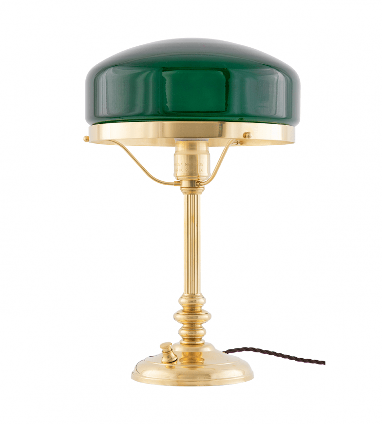 Karlfeldt Messing Fra Karlskrona lampfabrik - Karlfeldt &auml;r en klassisk skrivbordslampa som har sitt formm&auml;ssiga ursprung i de tidiga 1800-talets Sinumbralampor &ndash; ett smalt mittstag med formen av en antik kannelerad pelare som b&auml;r upp en rotationssymmetriskt formad glaskupa.