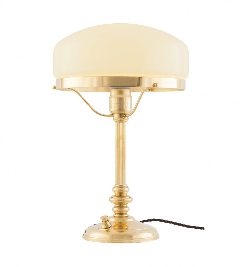 Karlfeldt Messing Fra Karlskrona lampfabrik - Karlfeldt &auml;r en klassisk skrivbordslampa som har sitt formm&auml;ssiga ursprung i de tidiga 1800-talets Sinumbralampor &ndash; ett smalt mittstag med formen av en antik kannelerad pelare som b&auml;r upp en rotationssymmetriskt formad glaskupa.