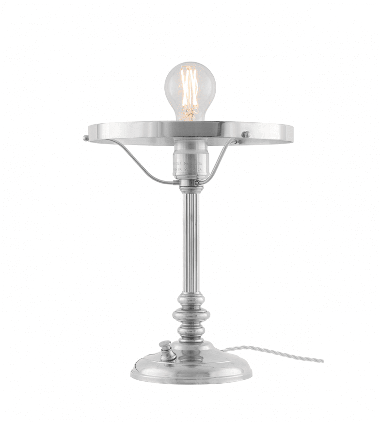 Karlfeldt Nikkel Fra Karlskrona lampfabrik - Karlfeldt &auml;r en klassisk skrivbordslampa som har sitt formm&auml;ssiga ursprung i de tidiga 1800-talets Sinumbralampor &ndash; ett smalt mittstag med formen av en antik kannelerad pelare som b&auml;r upp en rotationssymmetriskt formad glaskupa.