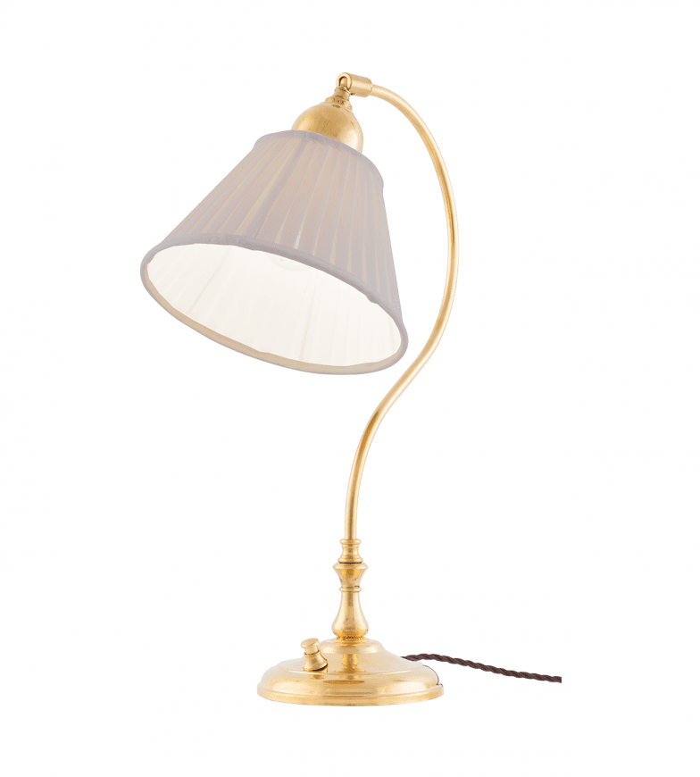 Lagerlöf Messing Fra Karlskrona lampfabrik - Med sitt flexibla f&auml;ste kan den f&ouml;rses med s&aring;v&auml;l textilsk&auml;rm som glas- eller metallsk&auml;rm, beroende p&aring; hur den &auml;r t&auml;nkt att anv&auml;ndas.