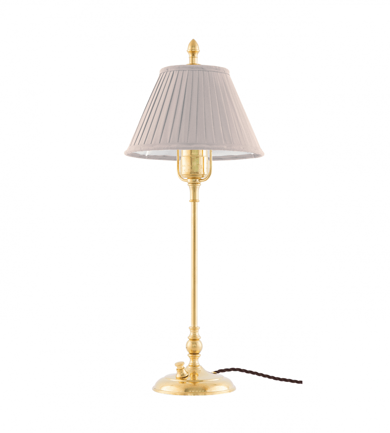 Ankarcrona Messing Fra Karlskrona lampfabrik - Lampsk&auml;rmen h&aring;lls upp av en m&auml;ssingslyra, vilket ger ett gedignare k&auml;nsla &auml;n sk&auml;rmar med fasta vitlackerade lyror.