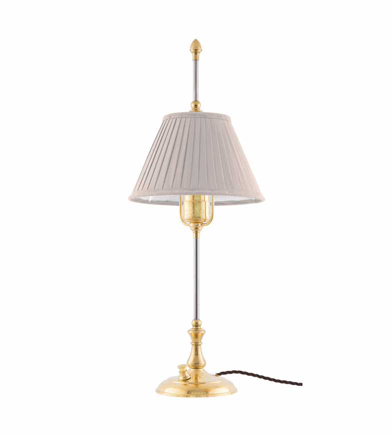 Kellgren Messing Fra Karlskrona lampfabrik - Kellgren har sin f&ouml;rebild i det tidiga 1800-talets lampor d&auml;r sk&auml;rmen gick att justera f&ouml;r att f&ouml;lja vaxljusets l&auml;ngd allteftersom det brann ner.