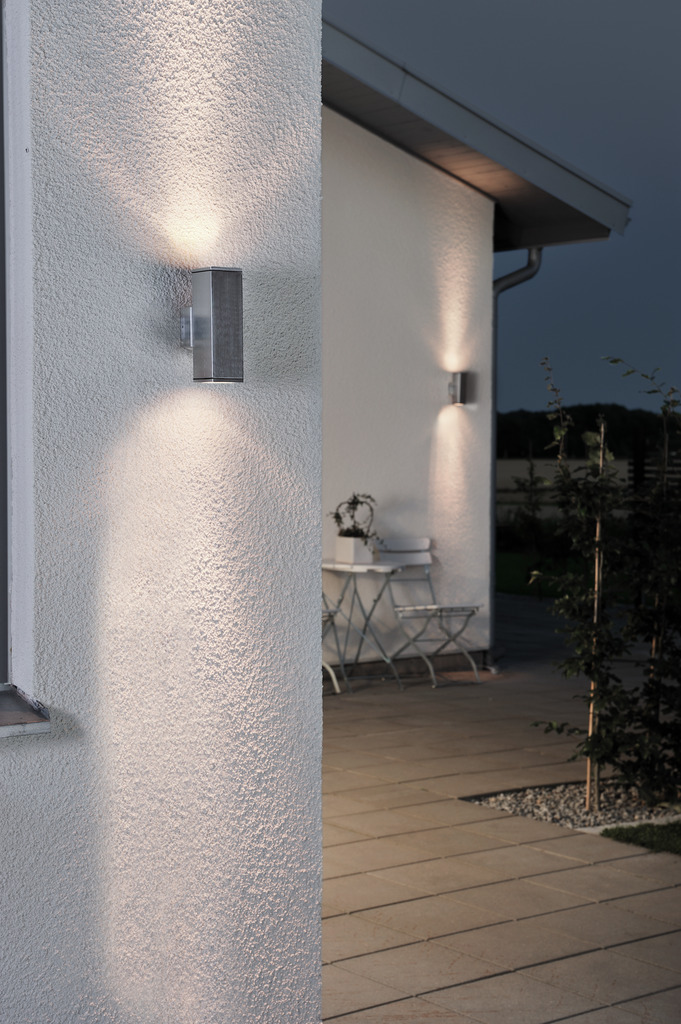 Monza Sølv udendørslampe Fra Konstsmide - Skab en elegant og moderne belysningsløsning til din facade med denne væglampe i anodiseret finish, der skinner både op og ned.