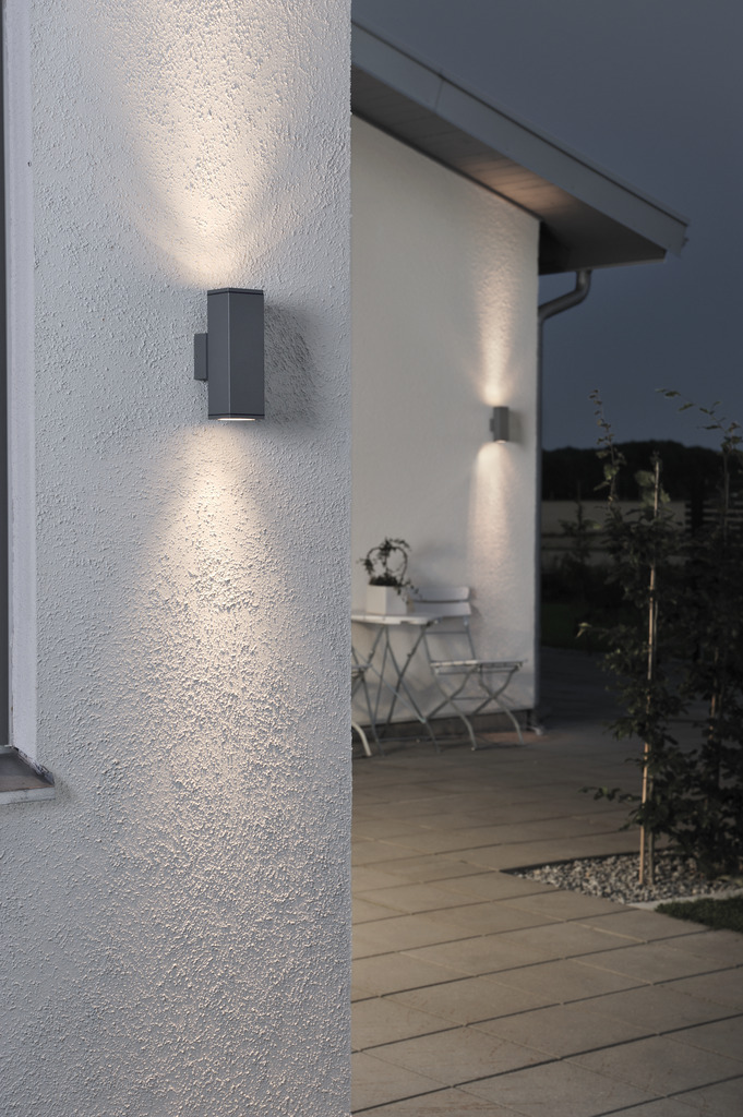 Monza Mørkegrå udendørslampe Fra Konstsmide - Skab en elegant og moderne belysningsløsning til din facade med denne mørkegrå væglampe, der lyser både op og ned.