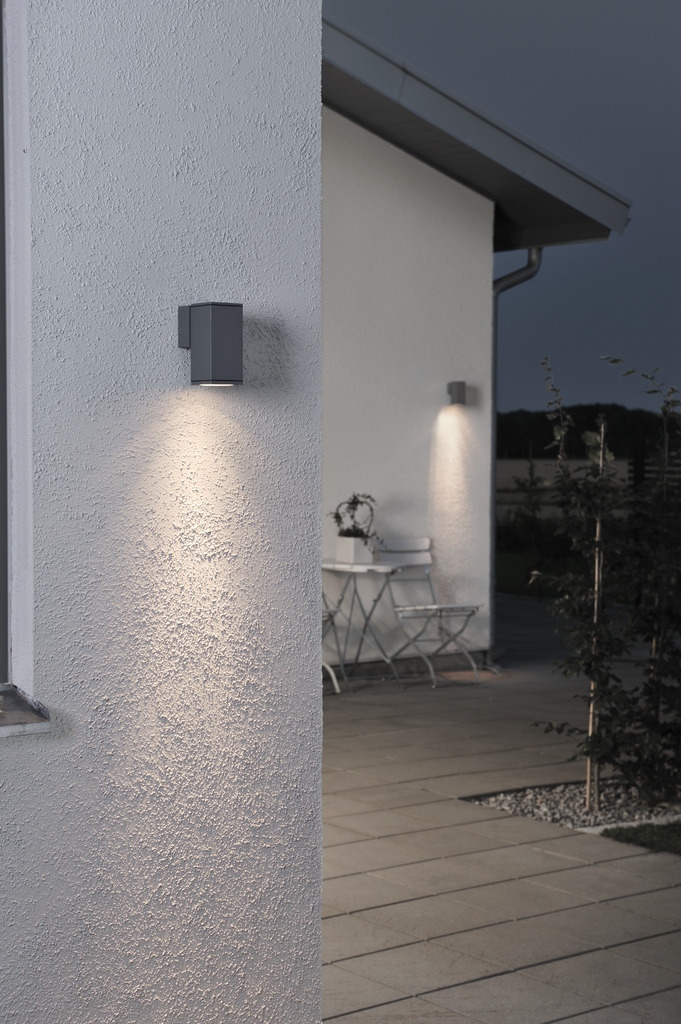 Monza Mørkegrå udendørslampe Fra Konstsmide - Med sit terningformede design og direkte lys er den ideel til at skabe en sofistikeret atmosfære i entre og gange.