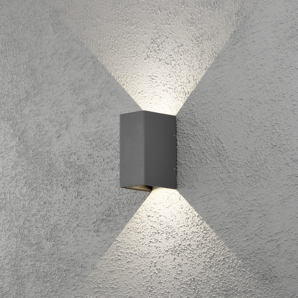 Cremona Mørkegrå udendørslampe Fra Konstsmide - Med holdbare materialer og høj kvalitet er denne lampe både smuk og vejrbestandig &ndash; en ideel investering for langvarig stil og funktion.
