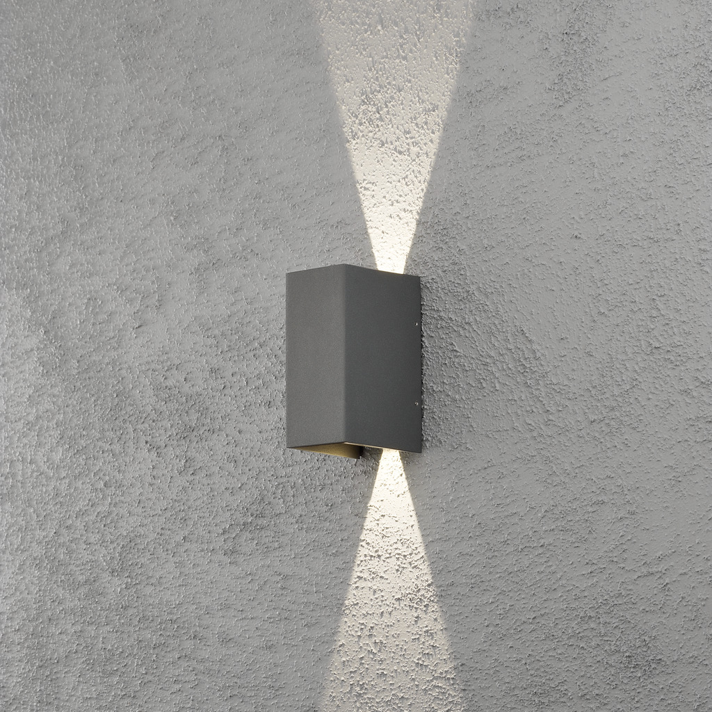 Cremona Mørkegrå udendørslampe Fra Konstsmide - Med holdbare materialer og høj kvalitet er denne lampe både smuk og vejrbestandig &ndash; en ideel investering for langvarig stil og funktion.
