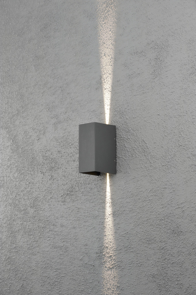 Cremona Mørkegrå udendørslampe Fra Konstsmide - Med holdbare materialer og høj kvalitet er denne lampe både smuk og vejrbestandig &ndash; en ideel investering for langvarig stil og funktion.