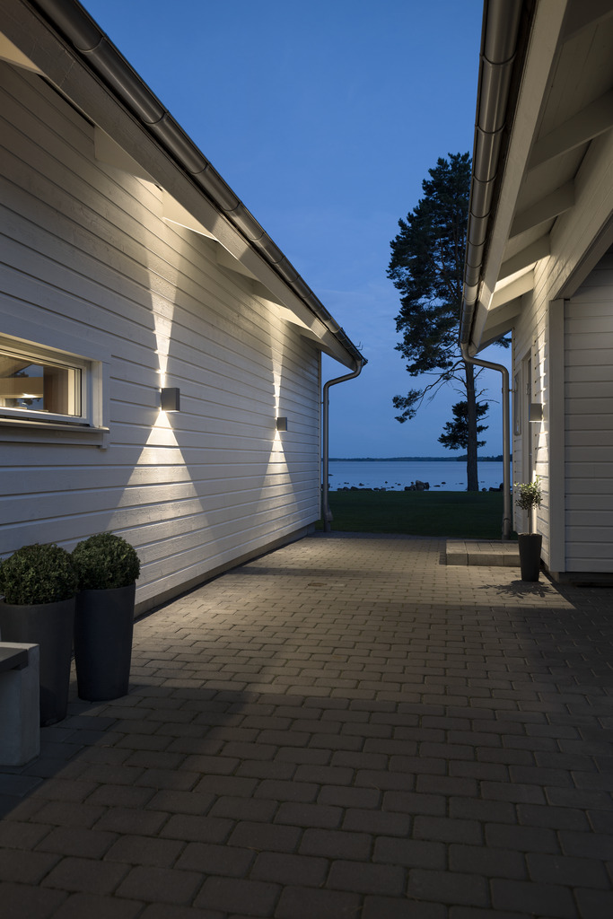 Cremona Mørkegrå udendørslampe Fra Konstsmide - Med holdbare materialer og høj kvalitet er denne lampe både smuk og vejrbestandig &ndash; en ideel investering for langvarig stil og funktion.
