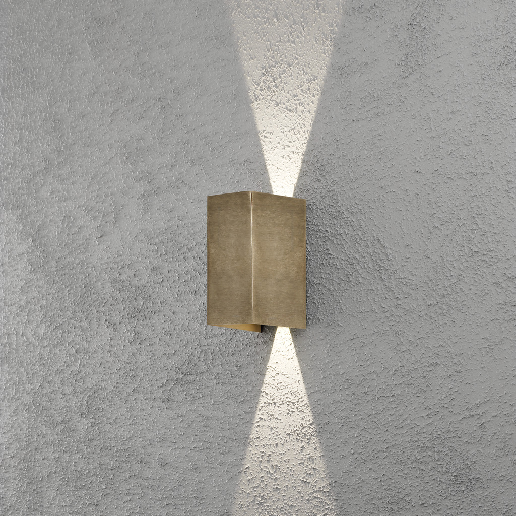 Cremona Messing udendørslampe Fra Konstsmide - Med holdbare materialer og høj kvalitet er denne lampe både smuk og vejrbestandig &ndash; en ideel investering for langvarig stil og funktion.