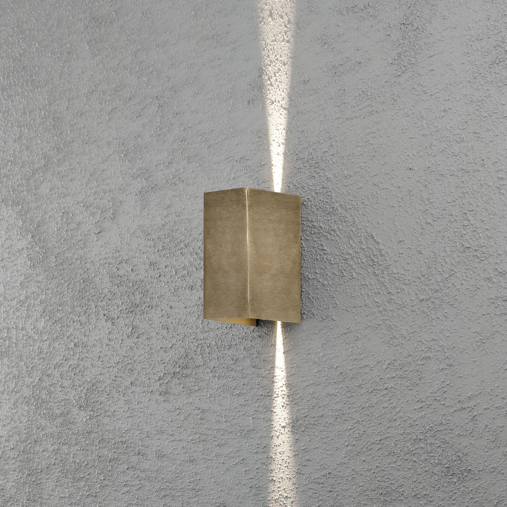 Cremona Messing udendørslampe Fra Konstsmide - Med holdbare materialer og høj kvalitet er denne lampe både smuk og vejrbestandig &ndash; en ideel investering for langvarig stil og funktion.