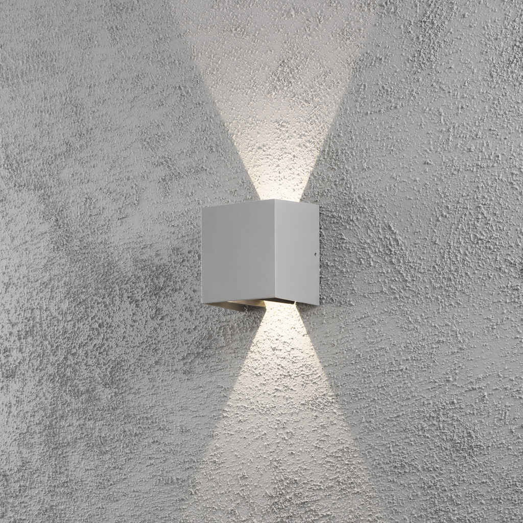 Cremona Grå udendørslampe Fra Konstsmide - Med holdbare materialer og høj kvalitet er denne lampe både smuk og vejrbestandig &ndash; en ideel investering for langvarig stil og funktion.