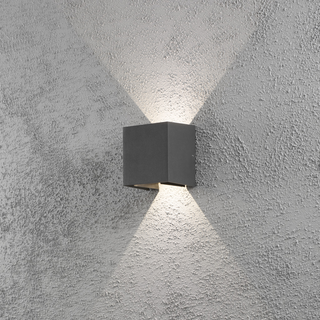 Cremona Mørkegrå udendørslampe Fra Konstsmide - Med holdbare materialer og høj kvalitet er denne lampe både smuk og vejrbestandig &ndash; en ideel investering for langvarig stil og funktion.