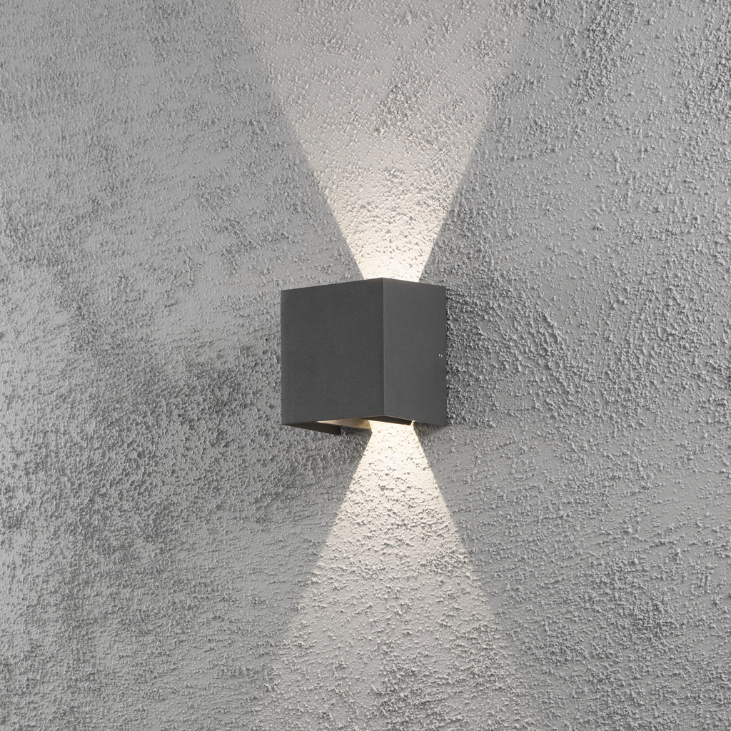 Cremona Mørkegrå udendørslampe Fra Konstsmide - Med holdbare materialer og høj kvalitet er denne lampe både smuk og vejrbestandig &ndash; en ideel investering for langvarig stil og funktion.