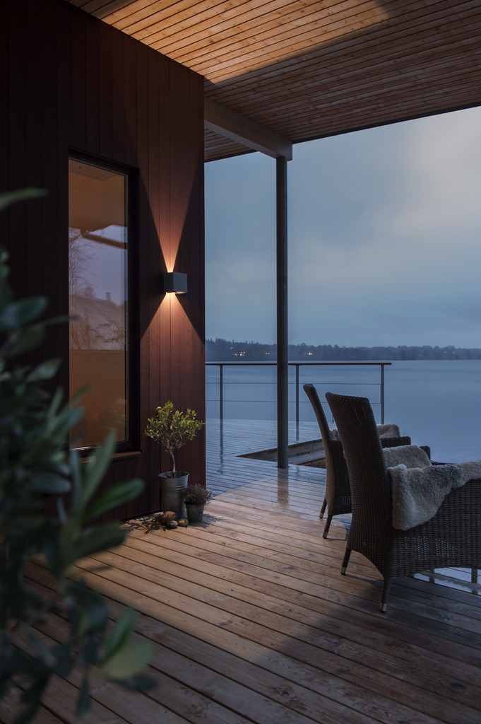 Cremona Mørkegrå udendørslampe Fra Konstsmide - Med holdbare materialer og høj kvalitet er denne lampe både smuk og vejrbestandig &ndash; en ideel investering for langvarig stil og funktion.