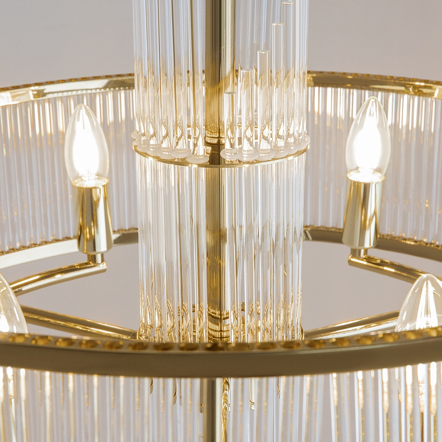 Frame Ø58 Guld loftslampe Fra Maytoni - Frame er en elegant lysekrone med en luksuri&oslash;s f&oslash;lelse takket v&aelig;re dens guldfarvede detaljer og aflange prismer.