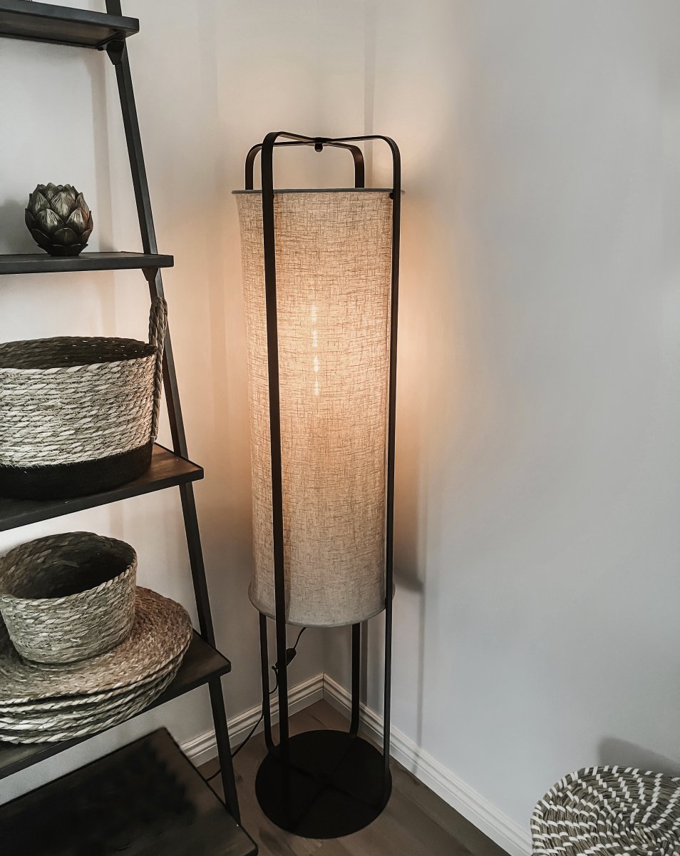 Ronda Natur gulvlampe Fra Aneta Lighting - Ronda er en moderne gulvlampe med sort metalramme og naturbeige stof af hørlignende kvalitet.