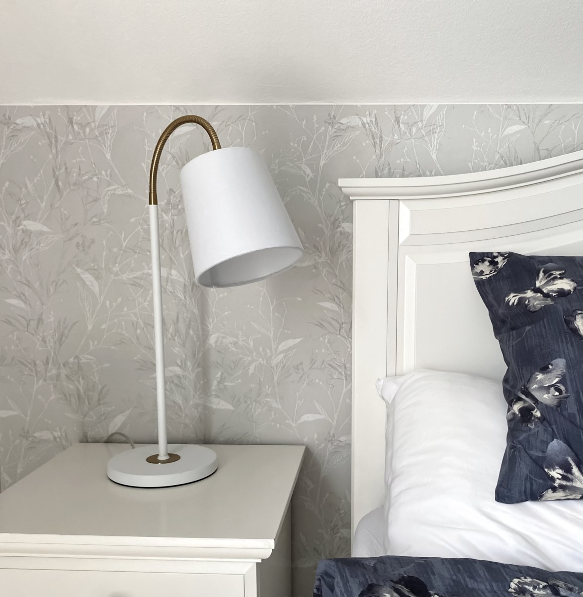 Ljusdal 50cm Hvid skrivebordslampe Fra Aneta Lighting - Den fleksible arm gør det nemt at rette lyset derhen, hvor du har brug for det, hvilket gør Ljusdal til et funktionelt og elegant valg til dit hjem.