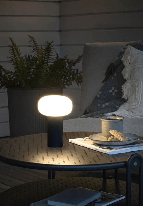 Antibes 20cm Sort bærbar Fra Konstsmide - Antibes er en moderne genopladelig bordlampe til udendørs brug med mange funktioner.