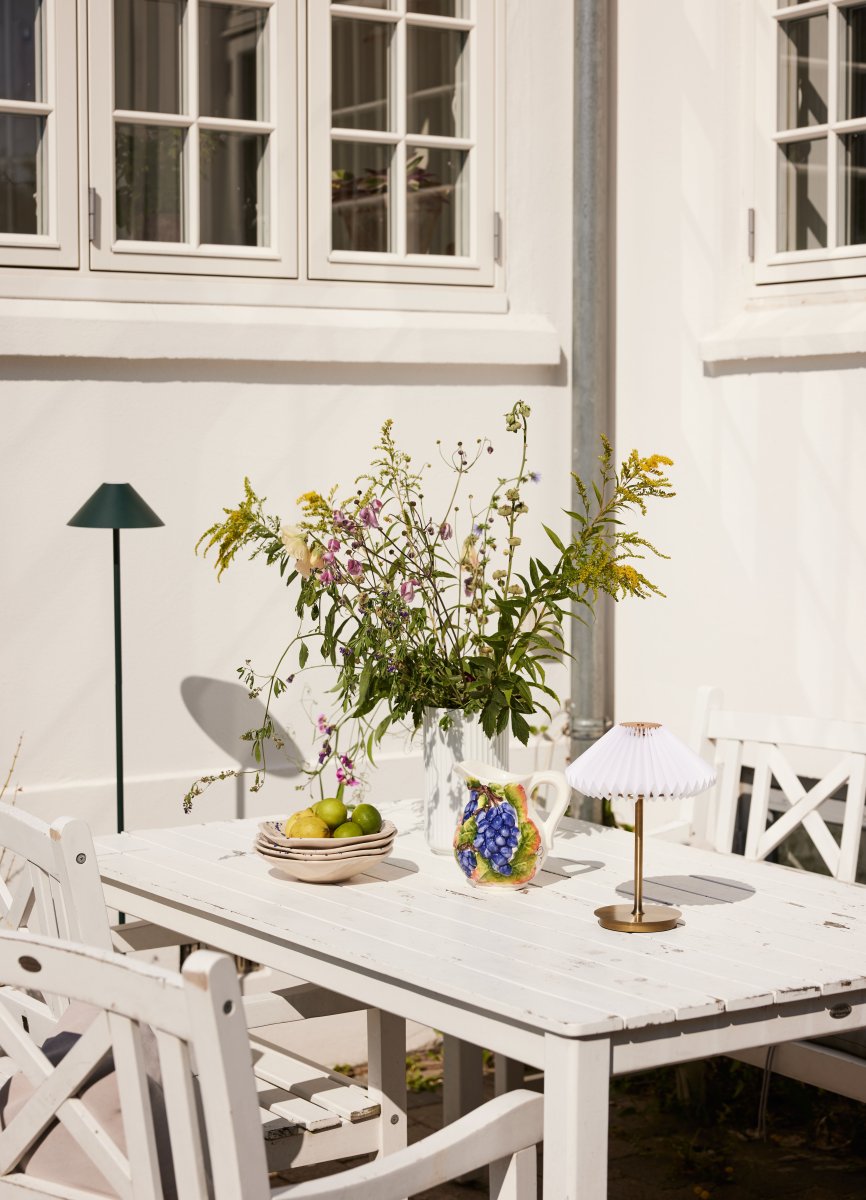 Hygge 1 134cm Grøn gulvlampe Fra Halo Design - Lampen er med ledning og kan derfor ogs&aring; tages med udenfor.