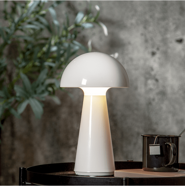 Mushroom 28cm Hvid bærbar Fra Star Trading - Lampen har en 3-trins funktion, med et let tryk i toppen af lampen; skærmen kan du justere lysstyrken, 100, 50 eller 10% af fuld opladning.